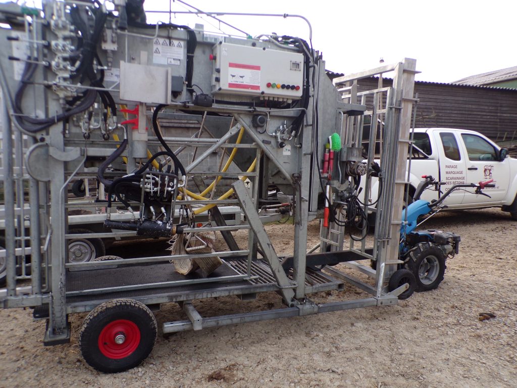 Cage hydraulique pour le parage bovin