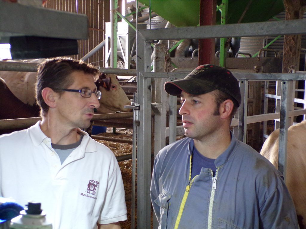 Photo d'un pareur Multi Services Bovin apportant des conseils à un éleveur