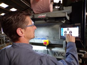 Photo d'un pédicure qui vérifie les données recueillies pour un animal